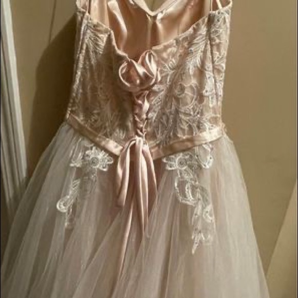 Gorgeous, never worn (thank you, Covid 😒) gown - Picture 3 of 4